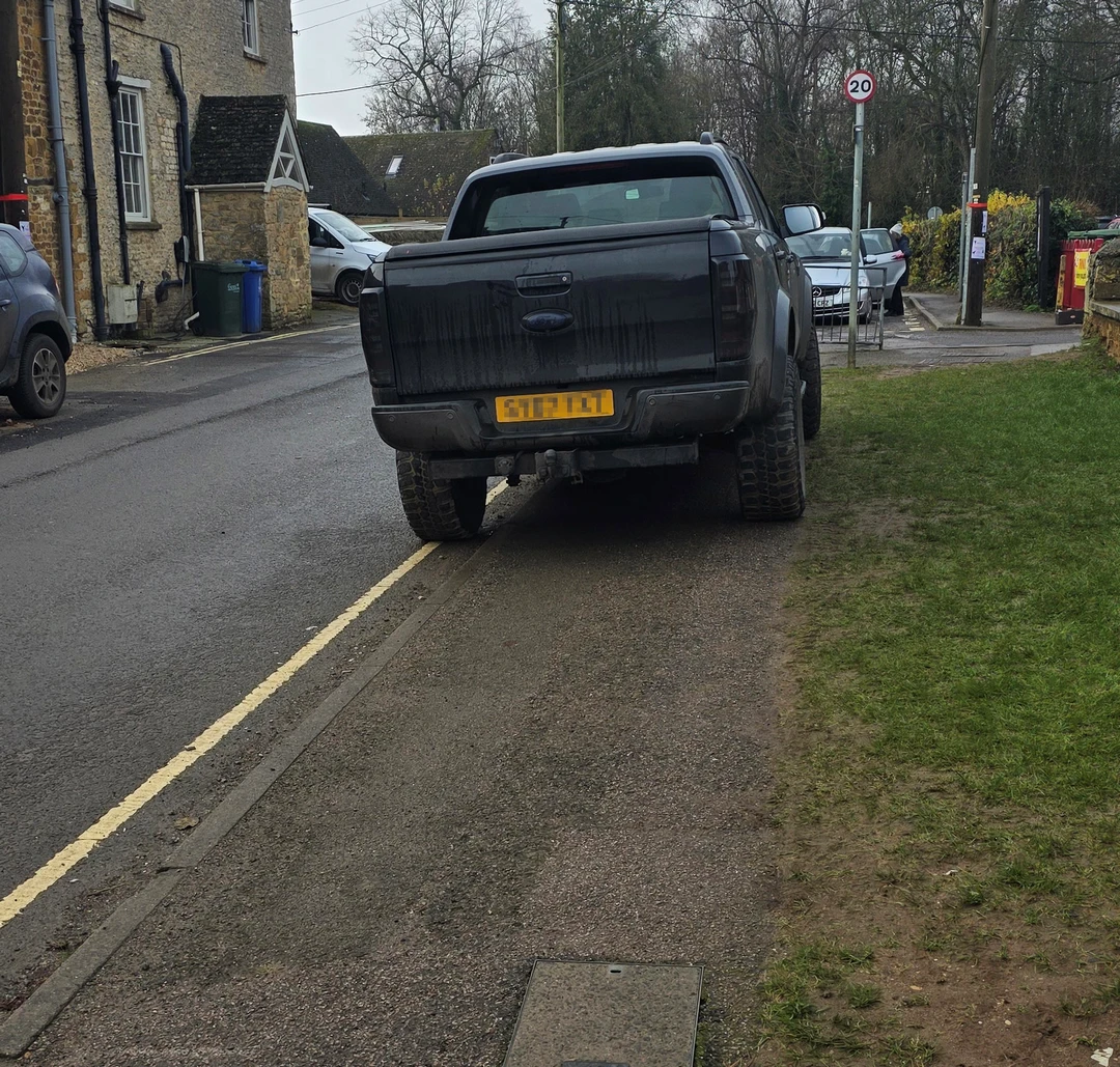 Single yellow line pavement parking